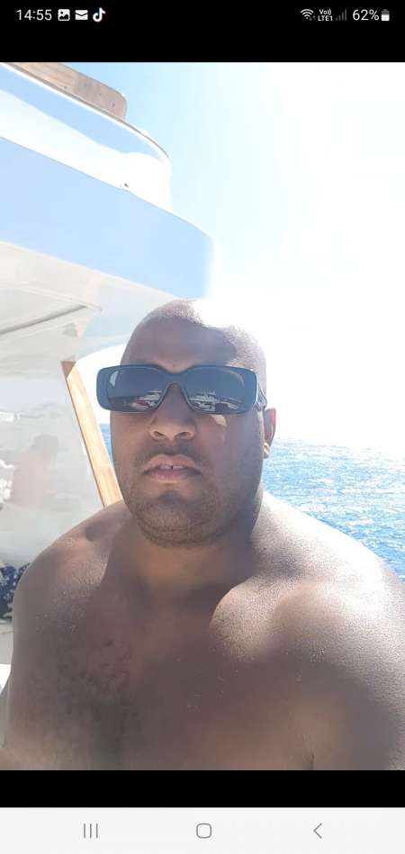 Jeune homme se déplace reçois.... 30 ans antilliai