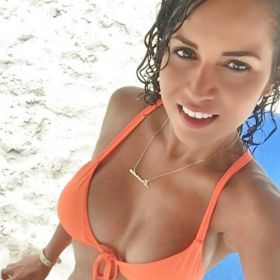Jeune femme coquine partage photos et vidéos