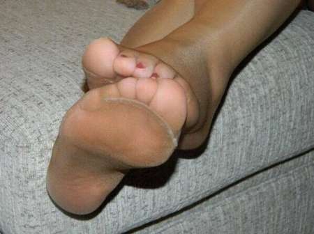 cherche jambes en collant a caresser et pieds
