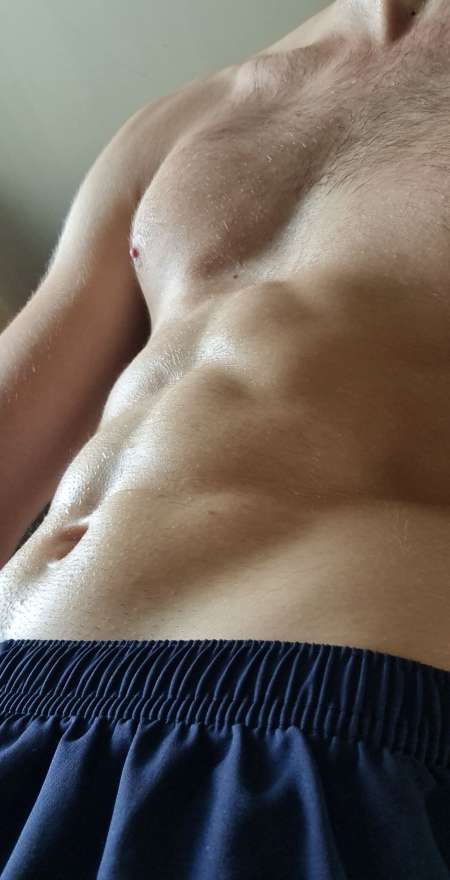 Jeune homme muscler et bien membré