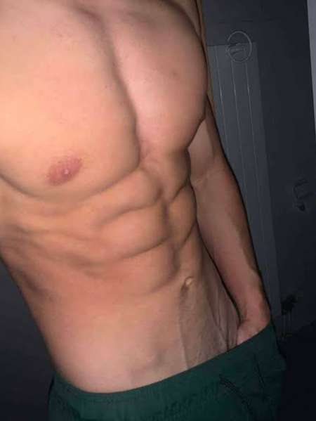 Un jeune homme sportif musclé