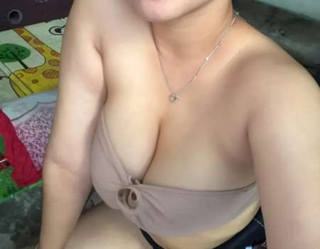 Femme asiatique avec poitrine généreuse