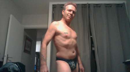 Homme actif reçoit tgirls et tourne dans films X