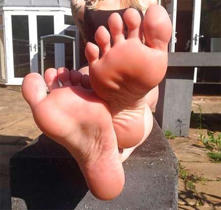 Jh 24 ans cherche pieds à lécher