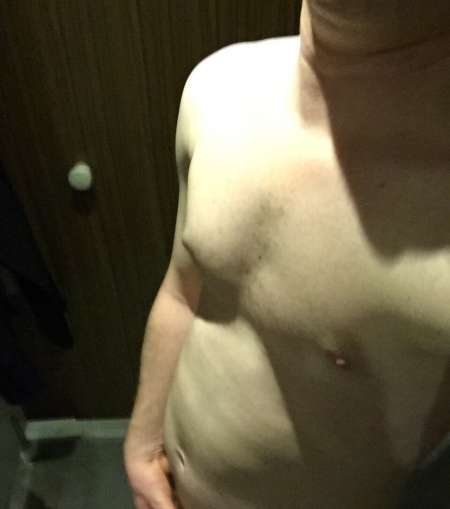homme chaud disponible pour tous types de plans