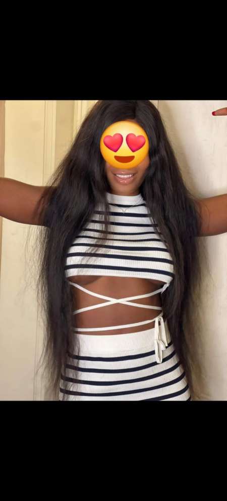 Belle femme noir avec des jolies formes