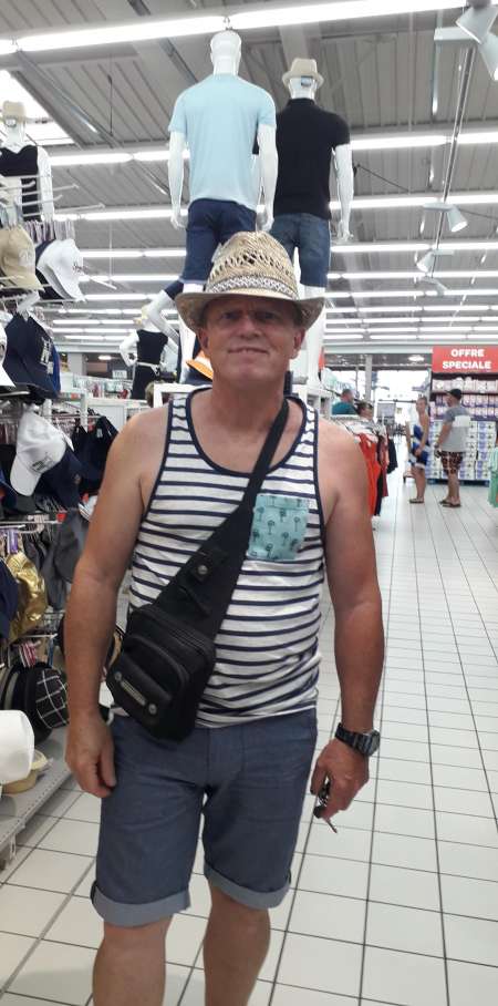 Homme bi bon lécheur cherche femmes tout ages