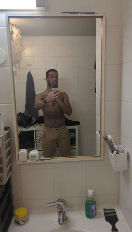 Métisse 20 ans musclé et dominant