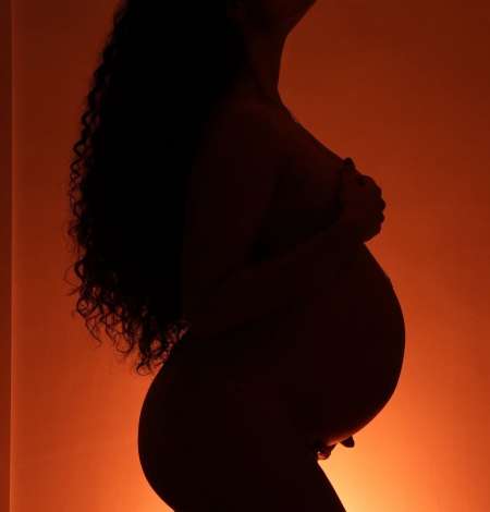 Rencontre une future maman pleine de charme