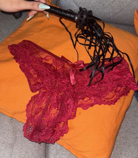 Photos de pieds, culottes portées et chaussettes