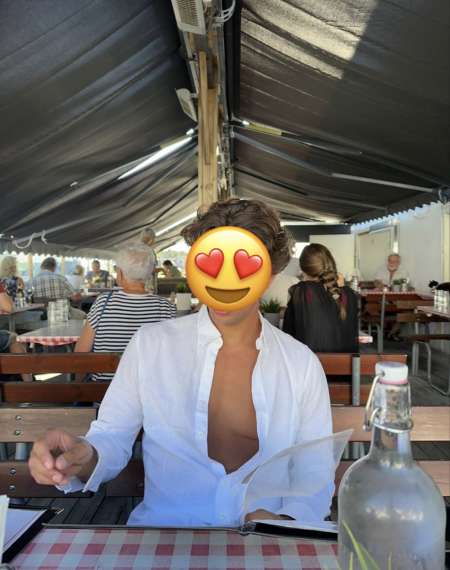 Jeune homme élégant à la recherche d expérience