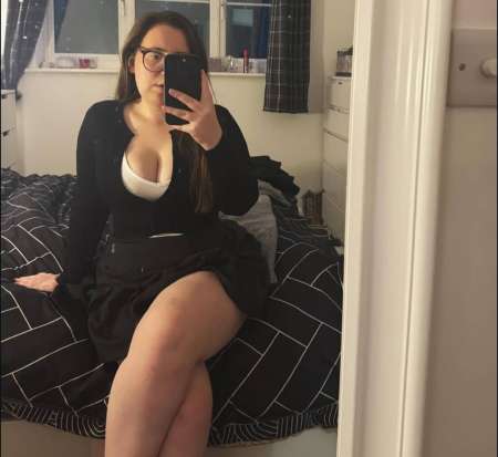 Femme féminine avec des courbes assumées