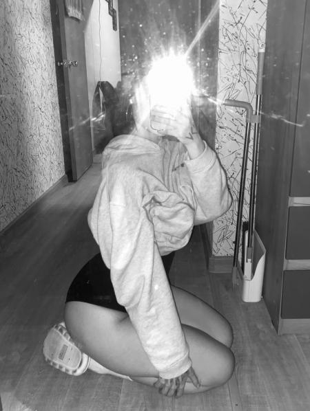 Jeune femme discrète