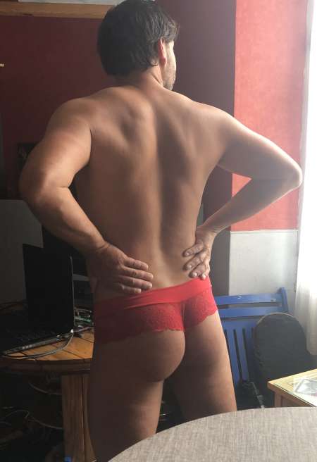 Homme de ménage nu ou en tenue sexy